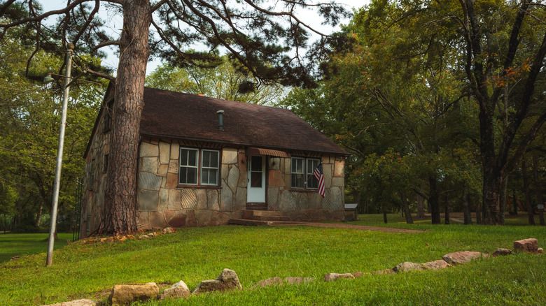 A small stone house along Route 66 in St. Robert, Missouri