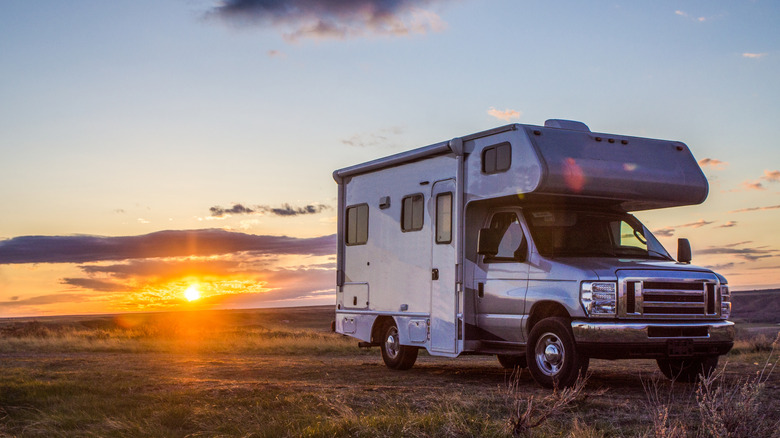 A motor home on the prairie