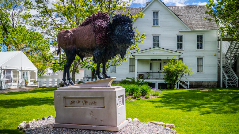 A buffalo sculpture outside Sacajawea Hotel