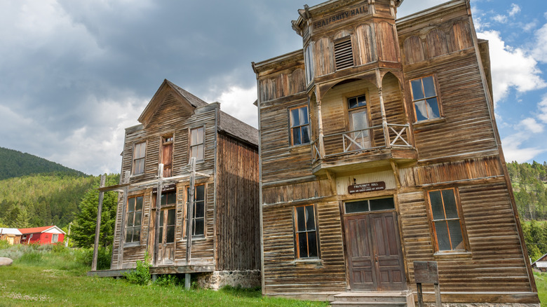 Abandoned buildings at Elkhorn State Park