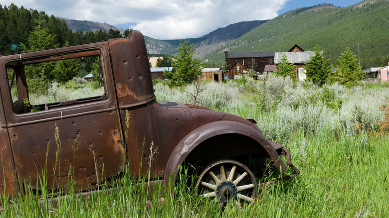 An old, rusty car situated in Elkhorn