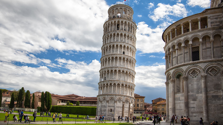 Leaning Tower of Pisa leaning