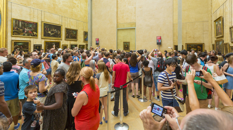 Crowds viewing Mona Lisa