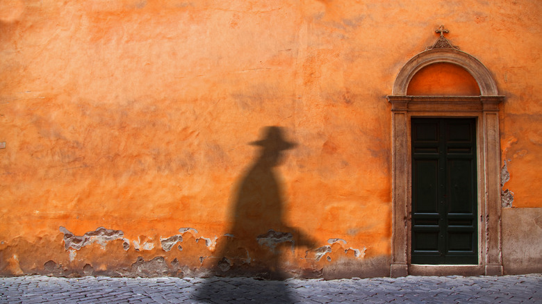 Shadow along a Venetian wall