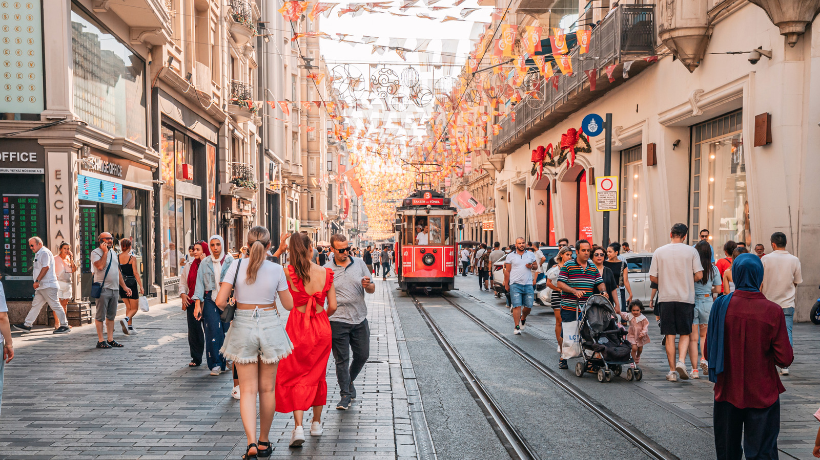 https://www.islands.com/img/gallery/most-walkable-cities-world-make-exploring-foot-dream/l-intro-1769530076.jpg