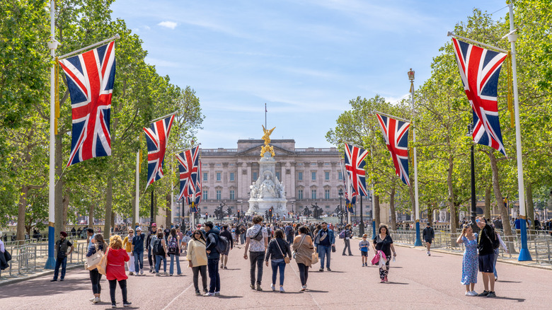 People walking to Buckingham Palace in London