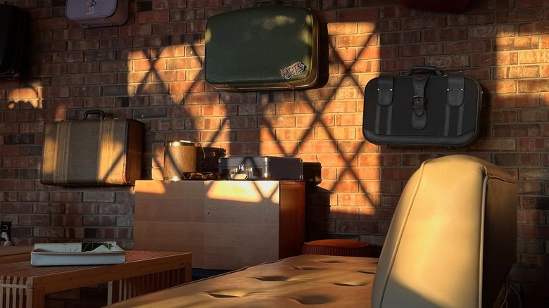 Motel Bear Lake's lounge area, with suitcases on the walls