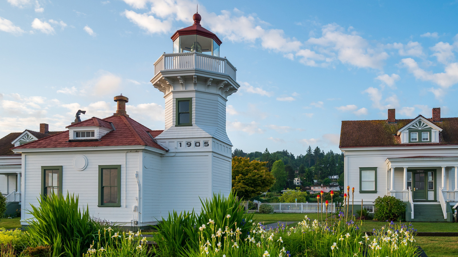 Washington's Charming City Near Seattle Is A Puget Sound Gem With Cute Shops And A Beautiful Lighthouse