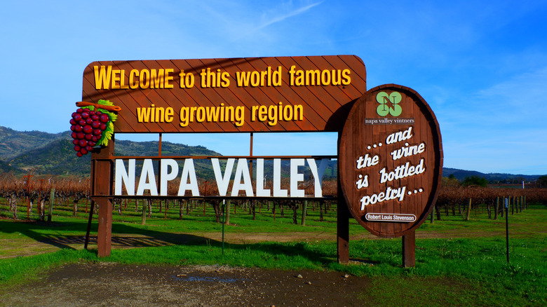 Large sign welcoming tourists to Napa Valley