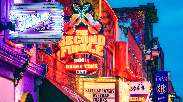 neon signs for bars, restaurants, and stores in Nashville