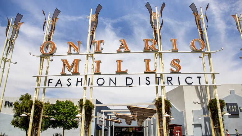 Welcome sign of Ontario Mills Fashion District