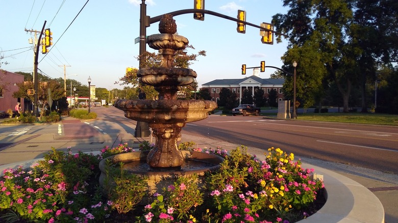 Ornate fountain with a street in the background in Olive Branch, Mississippi