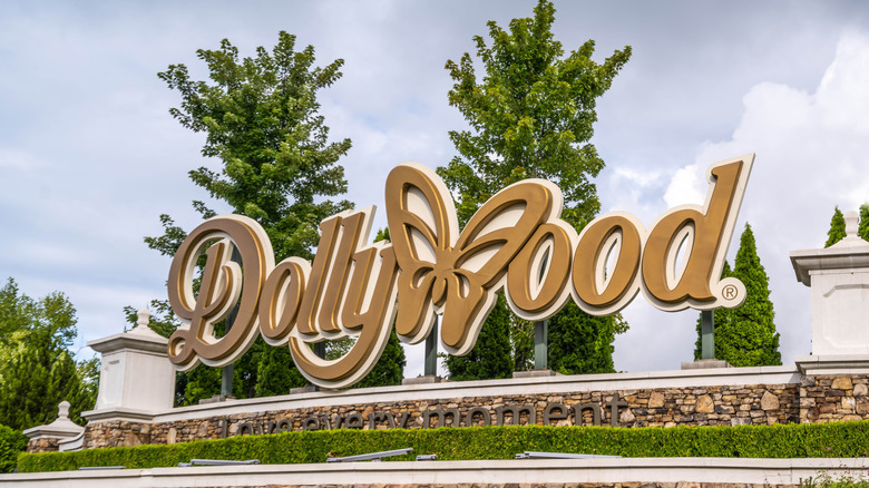 Entrance sign for Dollywood amusement park in Tennessee