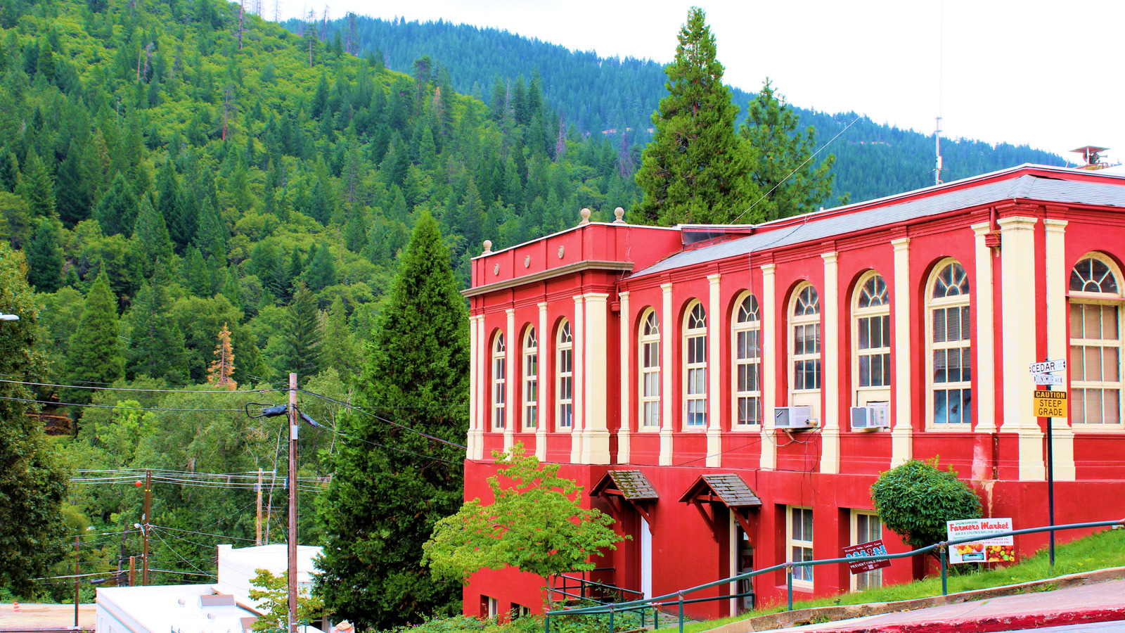 Near The Oregon California Border Is A Picturesque Mountain Town Famous