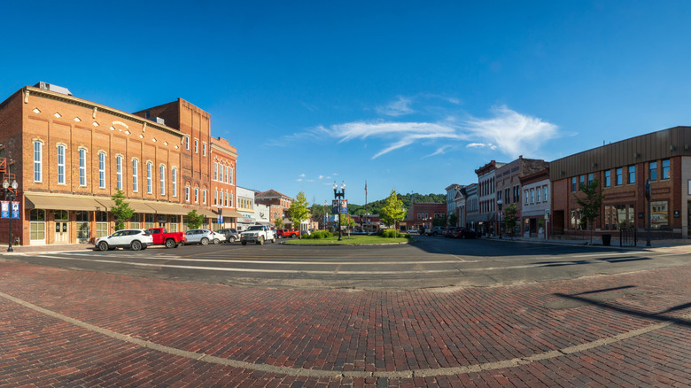 Panoramic view of a Nelsonville, Ohio street