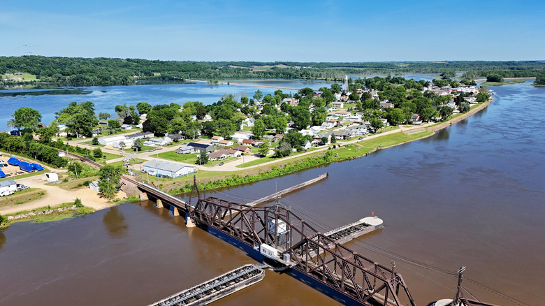 a railway bridge connecting Sabula island on the Mississippi River
