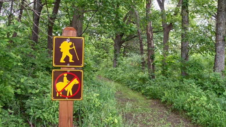 Signpost for hikers and prohibiting horses at the start of a trail in Waubonsie State Park