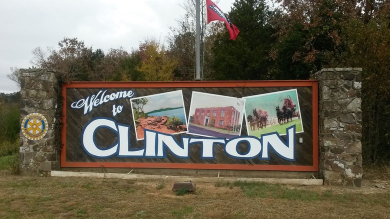 A welcome sign outside of Clinton, Arkansas