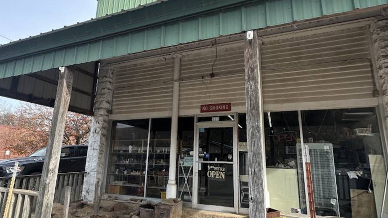Exterior of Leslie Antique Mall