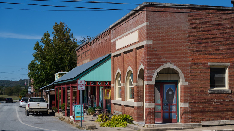 Brick building in Downtown Leslie