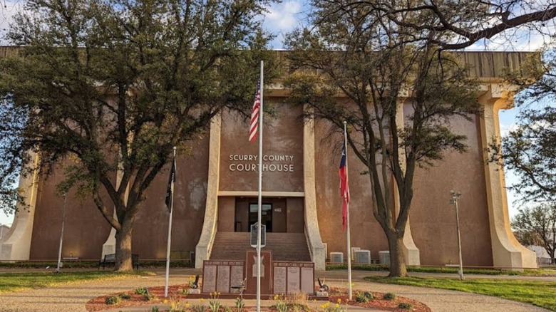 Front view of the Scurry County Courthouse in the center of Snyder