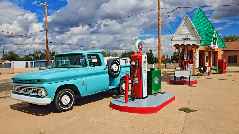 A vintage Sinclair gas station in Snyder, Texas