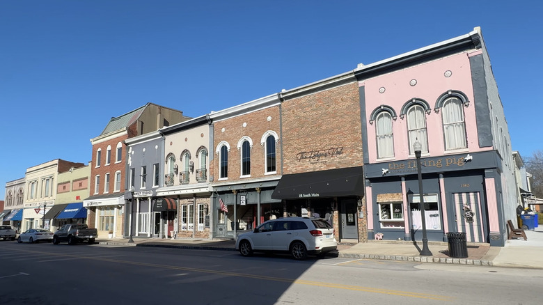 Scenic storefronts in Russellville