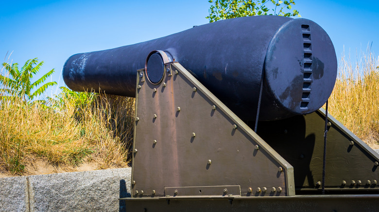 An old cannon facing out over a wall at Fort Warren.