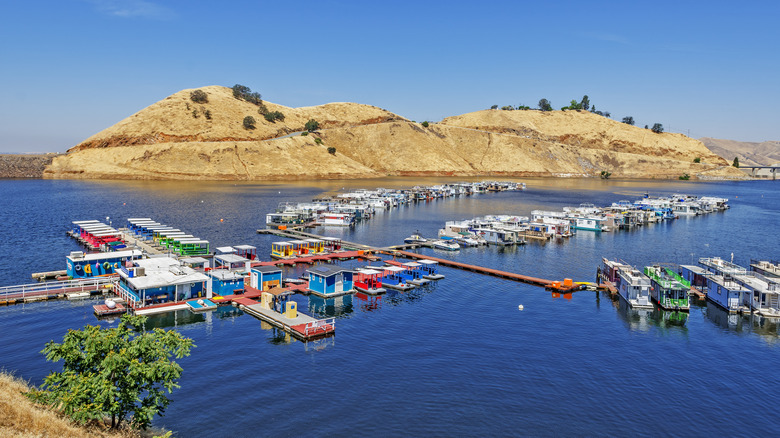 Houseboats on Lake Kaweah that are docked with hills in the background