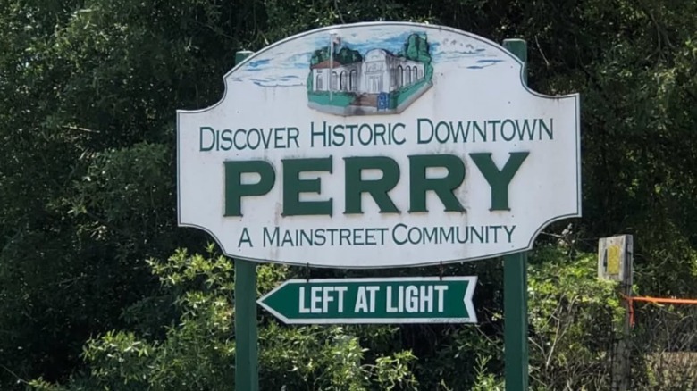 Sign that reads "Discover Historic Downtown Perry"