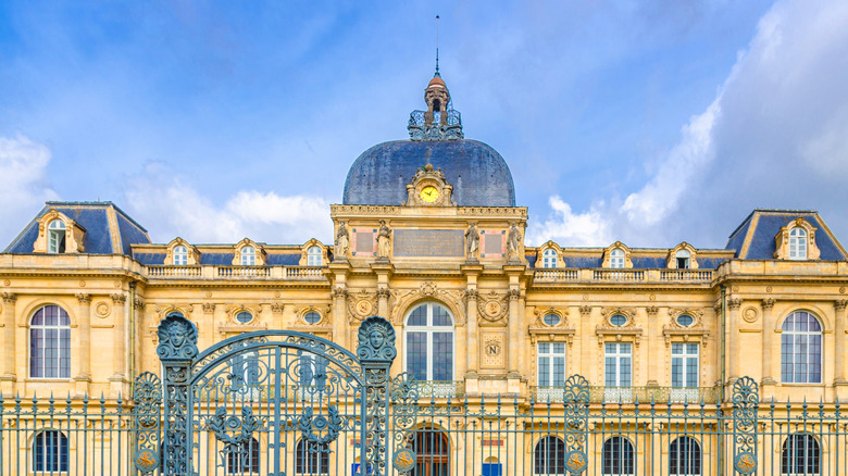 A front-facing shot of the Musée de Second Empire