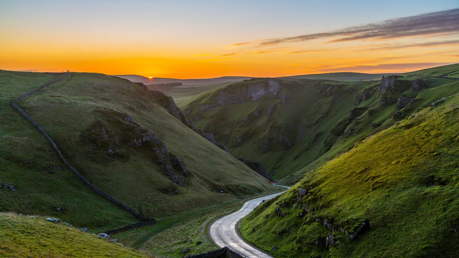 Nestled In Peak District National Park Is A Quaint Village With Unique Caves, Nature Walks, And A Scenic Castle
