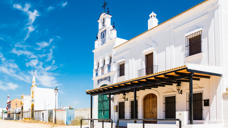 Side view of building on a sandy street in El Rocío during the day