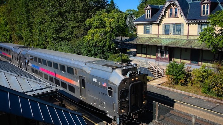 NJ Transit train enters Fanwood Station