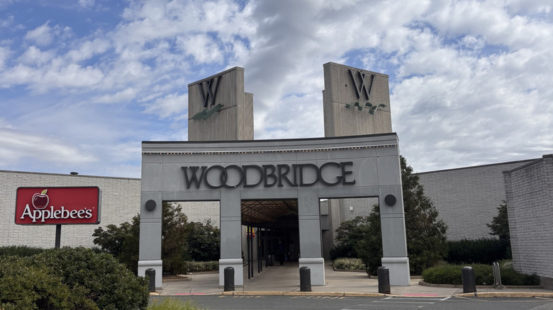 The main entrance to the Woodbridge Center in New Jersey