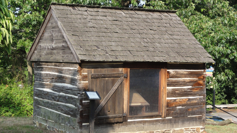 Small wood cabin with open door, Mortonson–Van Leer Log Cabin in Swedesboro, Southern NJ