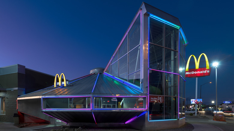 A UFO-themed McDonald's in Roswell, New Mexico during the night.