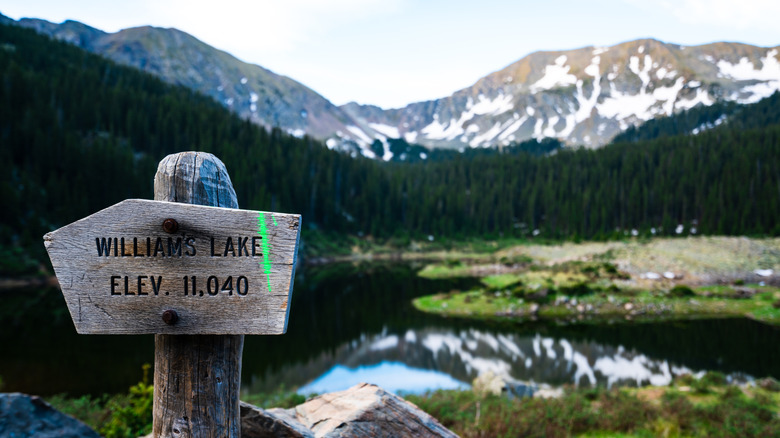 A hiking sign under Mount Wheeler, New Mexico