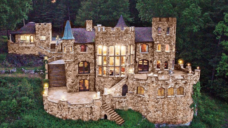 Exterior image of Highlands Castle and Castle Cottage in Lake George