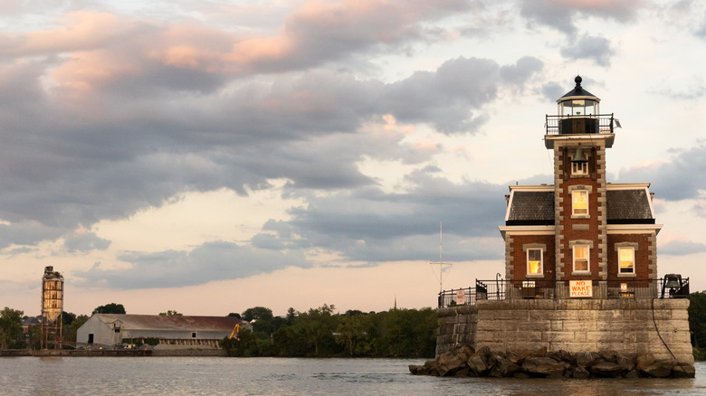 Hudson-Athens Lighthouse at dusk