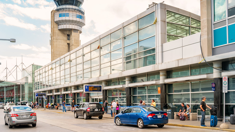 Cars dropping off passengers at Montréal-Trudeau International Airport
