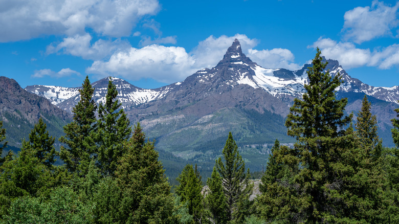 Snowy peaks of the Absaroka-Beartooth mountains from the Beartooth Highway