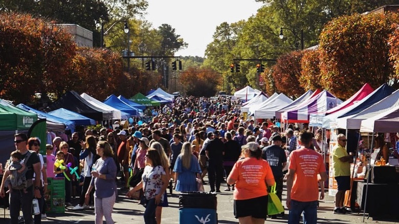 Crowds fill street at Wendell Harvest Festival