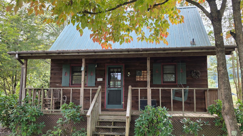 A cabin at Mountain Springs Cabins in Candler, NC, surrounded by trees