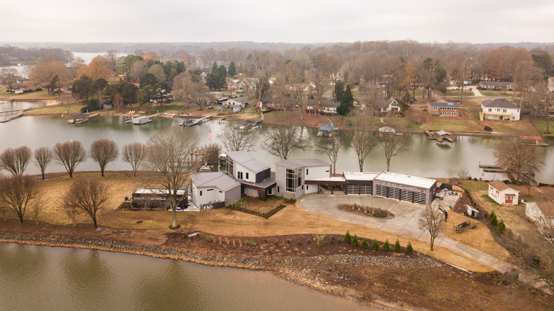 lakefront homes in Mooresville