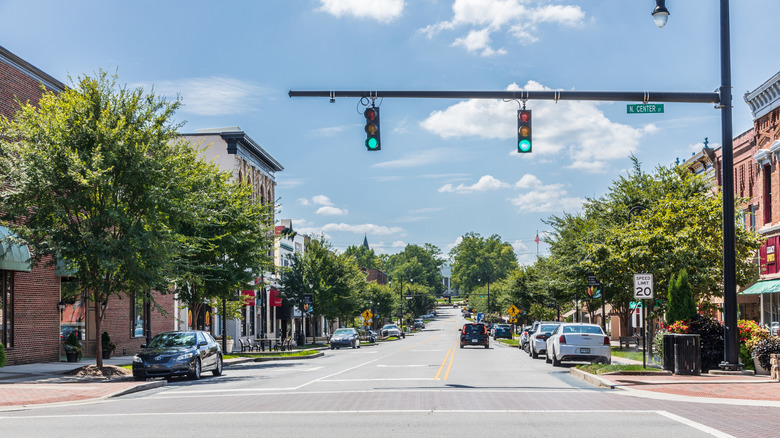 A traffic light on North Center Street in Statesville, North Carolina