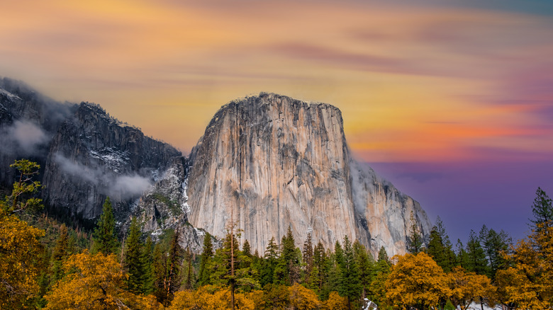 A sunrise in Yosemite National Park