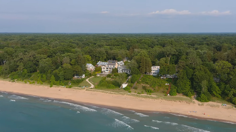 Large homes by the shore in Union Pier, Michigan