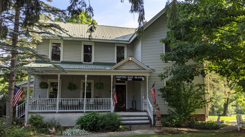 Exterior view of the Fainting Goat Island Inn