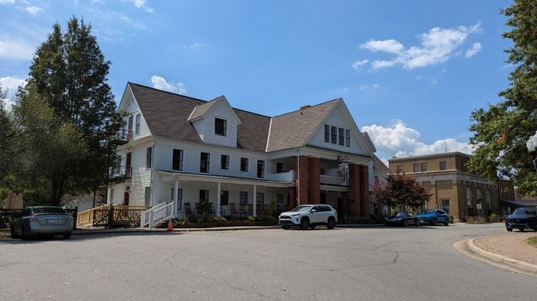 Exterior view of the NuWray Hotel in Burnsville, North Carolina